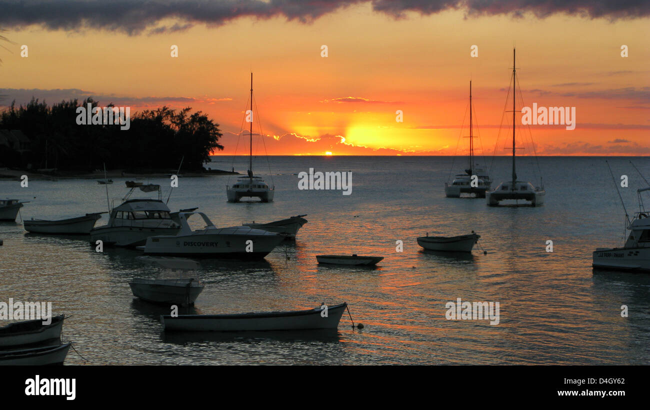 Die Sonne geht in den Ozean am "Cap Malheureux" auf Mauritius, 9. April 2008. Foto: Lars Halbauer Stockfoto