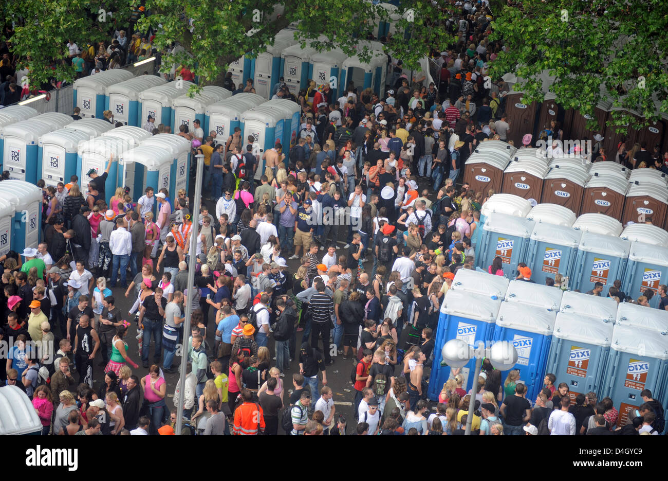 Massen von "Loveparade"-Gänger Warteschlange vor mobilen Toiletten auf den Straßen von Dortmund, Deutschland, 19. Juli 2008. 37 Schwimmer aus 16 Ländern nahmen an der diesjährigen Loveparade "Highway to Love" genannt. Einige 1,2 Millionen zumeist jungen Fans der elektronischen Tanzmusik erwartet wurden. Foto: BERND THISSEN Stockfoto