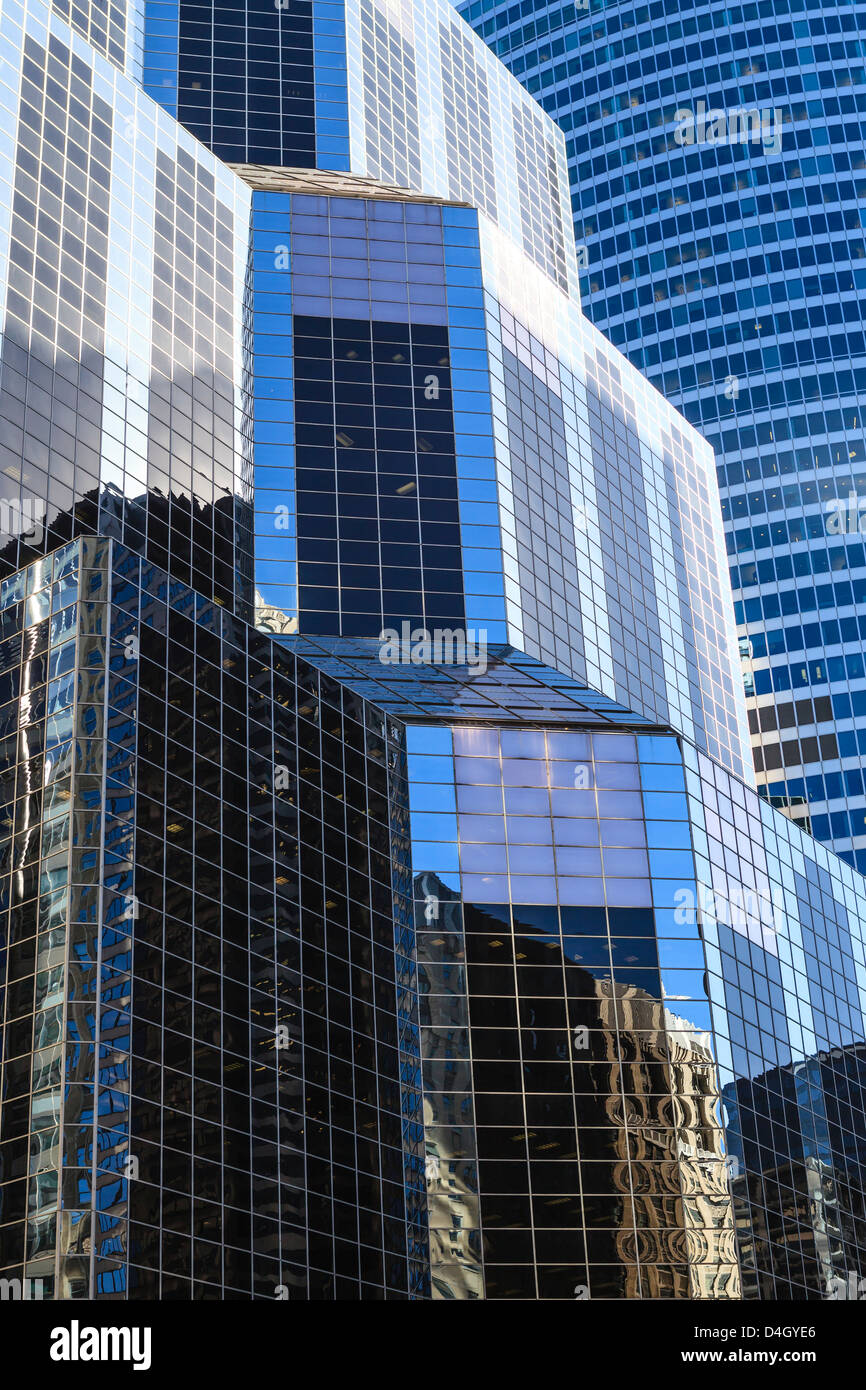 Longdrinkglas und Stahltürme im Geschäftsviertel, Chicago, Illinois, USA Stockfoto