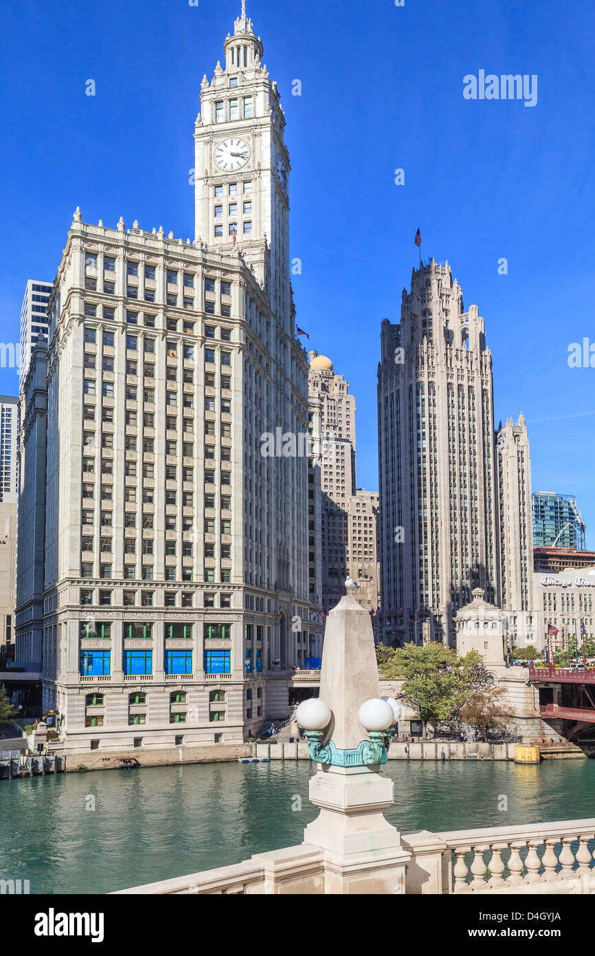 Das Wrigley Building und Tribune Tower vom Fluss Chicago, Chicago, Illinois, USA Stockfoto