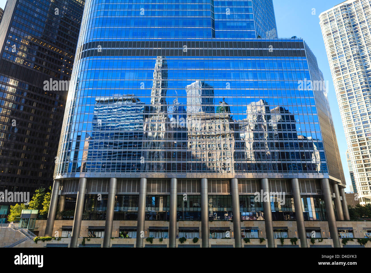 Wolkenkratzer am West Wacker Drive spiegelt sich in den Trump Tower, Chicago, Illinois, USA Stockfoto