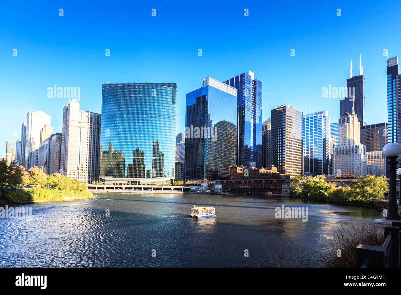 Wolkenkratzer folgen Sie der Kurve des Flusses Chicago, Chicago, Illinois, USA Stockfoto