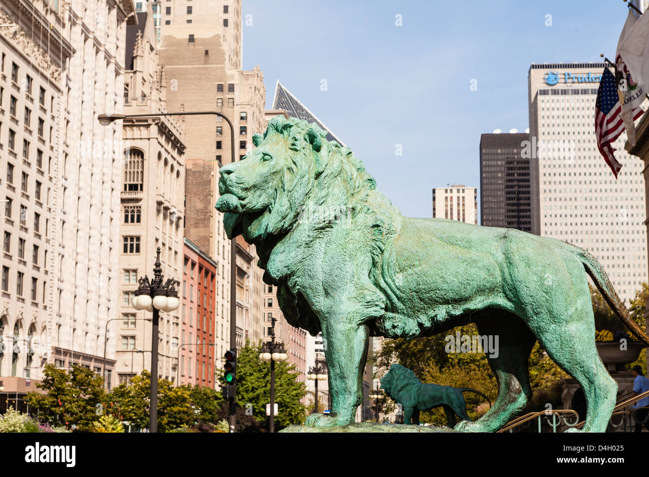 Eines der zwei legendäre Bronze Löwenstatuen außerhalb des Art Institute of Chicago, Chicago, Illinois, USA Stockfoto