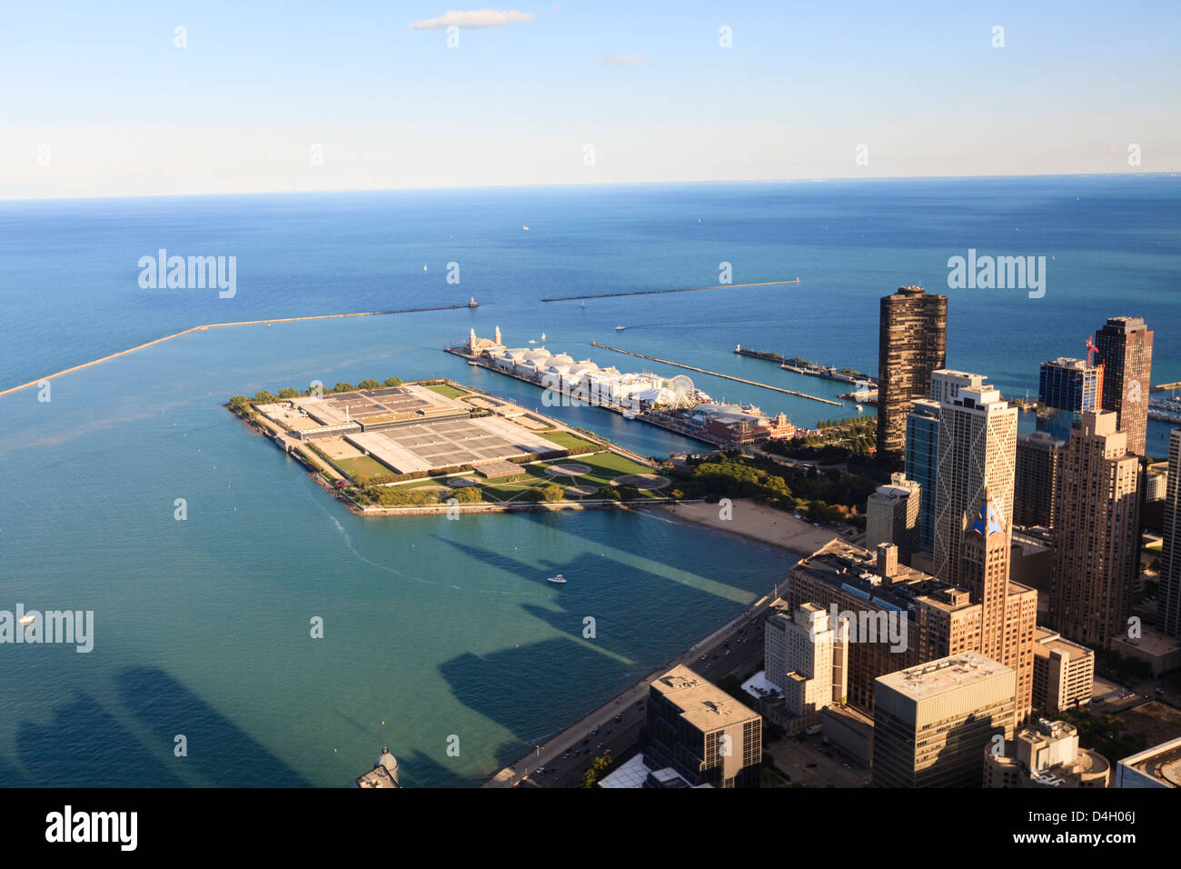 Blick auf Lake Michigan vom Hancock Center, Navy Pier und Milton Lee Olive Park in der Mitte, Chicago, Illinois, USA Stockfoto