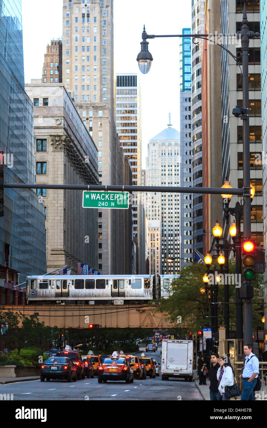 L-Bahn auf erhöhten Weg kreuzt South LaSalle Street im Stadtteil Loop, Chicago, Illinois, USA Stockfoto