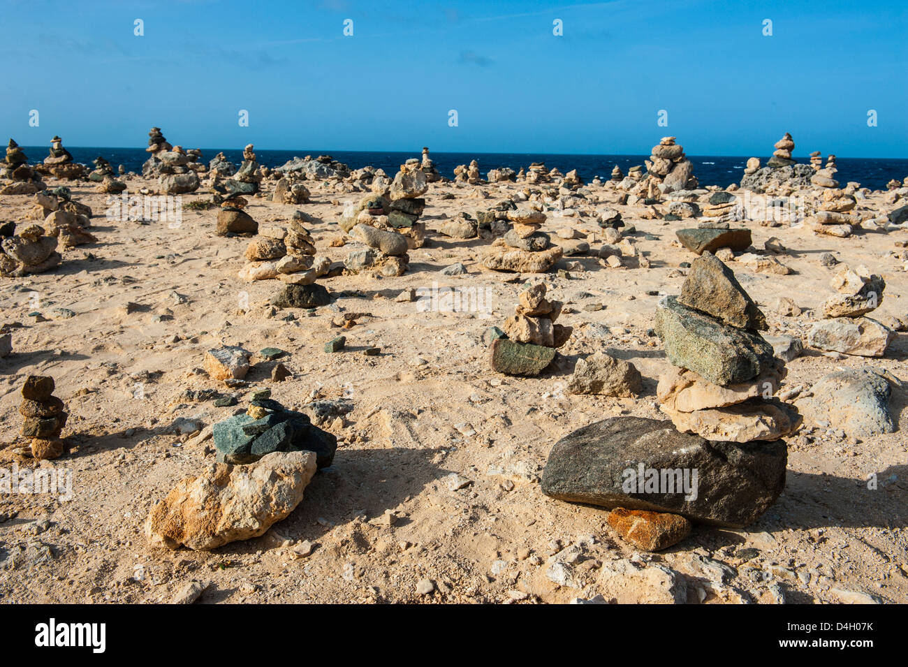 Stein einrichten am Ufer, Aruba, ABC-Inseln, Niederländische Antillen, Caribbean Stockfoto