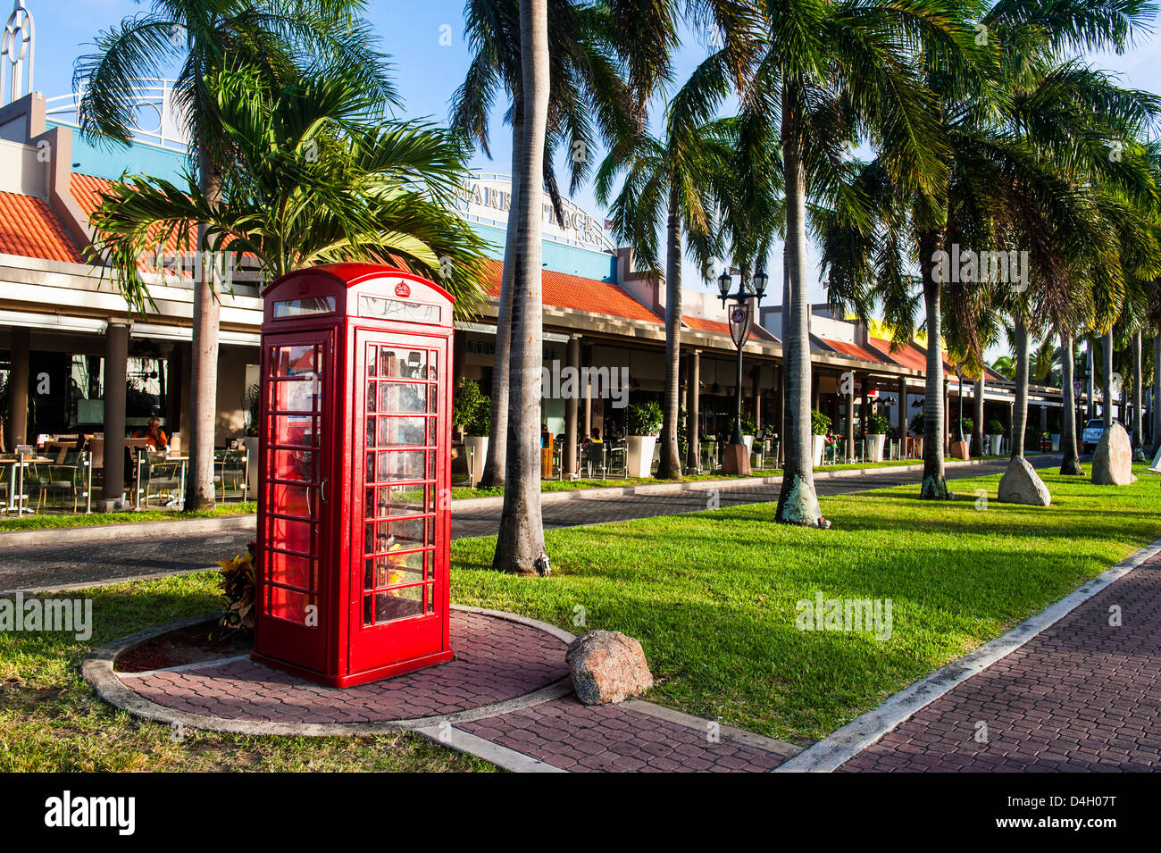 Rote Telefonzelle in der Innenstadt von Oranjestad, Hauptstadt von Aruba, ABC-Inseln, Niederländische Antillen, Karibik Stockfoto