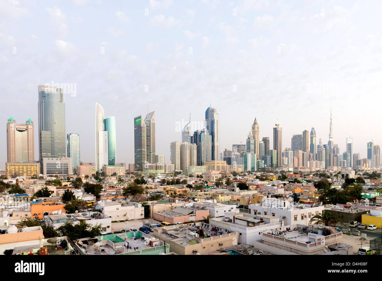 Tagsüber Blick über Altstadt Al Satwa in Richtung moderne Skyline von Dubai mit Wolkenkratzern in Vereinigte Arabische Emirate Stockfoto