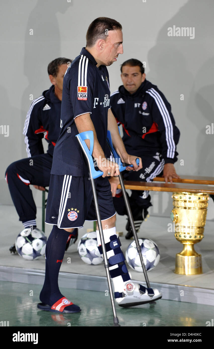 Verletzte Spieler Franck Ribery des Bundesligisten FC Bayern München ist  bei einem Fototermin auf dem Vereinsgelände in München, Deutschland, 25.  Juli 2008 abgebildet. Foto: Peter Kneffel Stockfotografie - Alamy