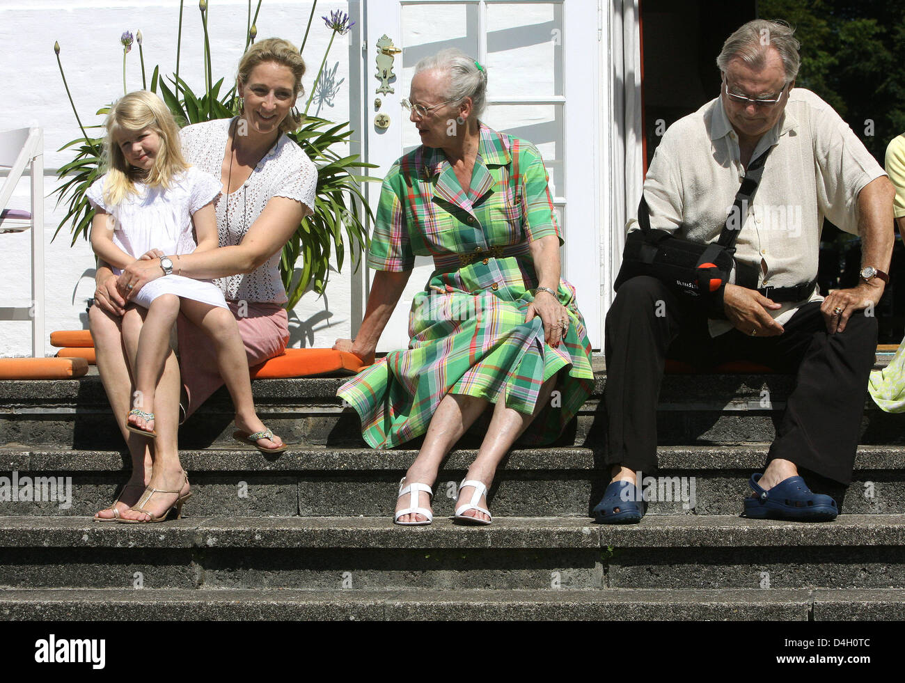 Danish Queen Margrethe (C), Prinzgemahl Henrik und Prinzessin Alexandra Zu Sayn-Wittgenstein-Berleburg mit ihrer Tochter Gräfin Ingrid von Pfeil Und Klein-Ellguth in der Sonne sitzen außerhalb der Burg in Gråsten, Dänemark, 26. Juli 2008. Die dänische Königsfamilie verbringt die Sommerferien in Gråsten. Foto: Albert Nieboer (Achtung: Niederlande heraus!) Stockfoto