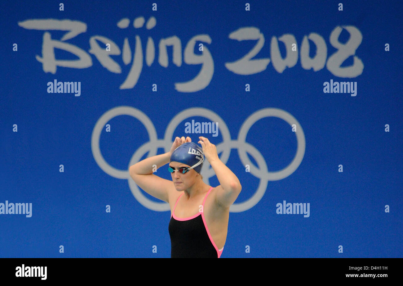 Irische Schwimmerin Melanie Nocher bereitet sich auf eine Trainingseinheit vor dem Olympischen Emblem an das nationale Schwimmzentrum in Peking, China, 28. Juli 2008. Die Olympischen Sommerspiele beginnen am 8. August 2008 in Peking. Foto: Gero Breloer Stockfoto