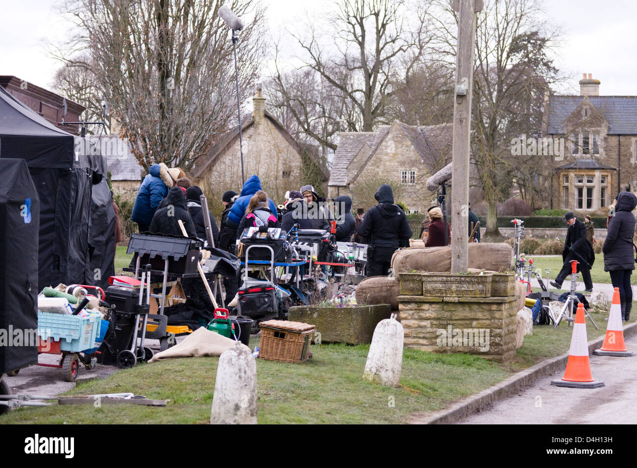 Dreharbeiten zu "The Weihnachtskerze" in Biddestone Dorf, Wiltshire, England. Stockfoto