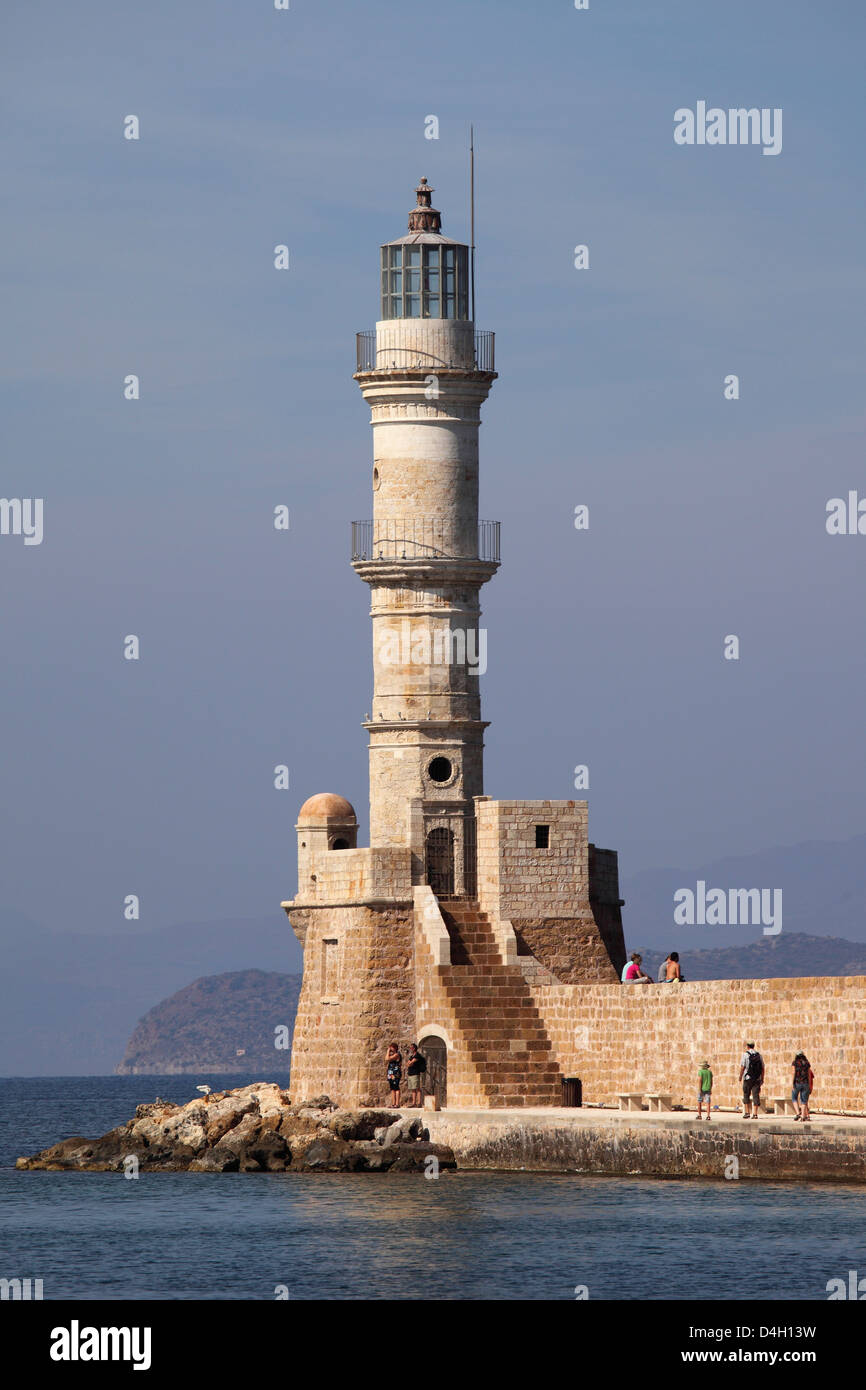 Hafen Sie der venezianischen Epoche Wände und Leuchtturm an der mediterranen Hafen von Chania (Canea), Kreta, griechische Inseln, Griechenland Stockfoto