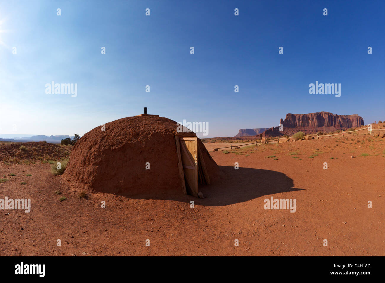 Navajo-Hogan, traditionelle Behausung und zeremonielle Struktur, Monument Valley Navajo Tribal Park, Utah, USA Stockfoto