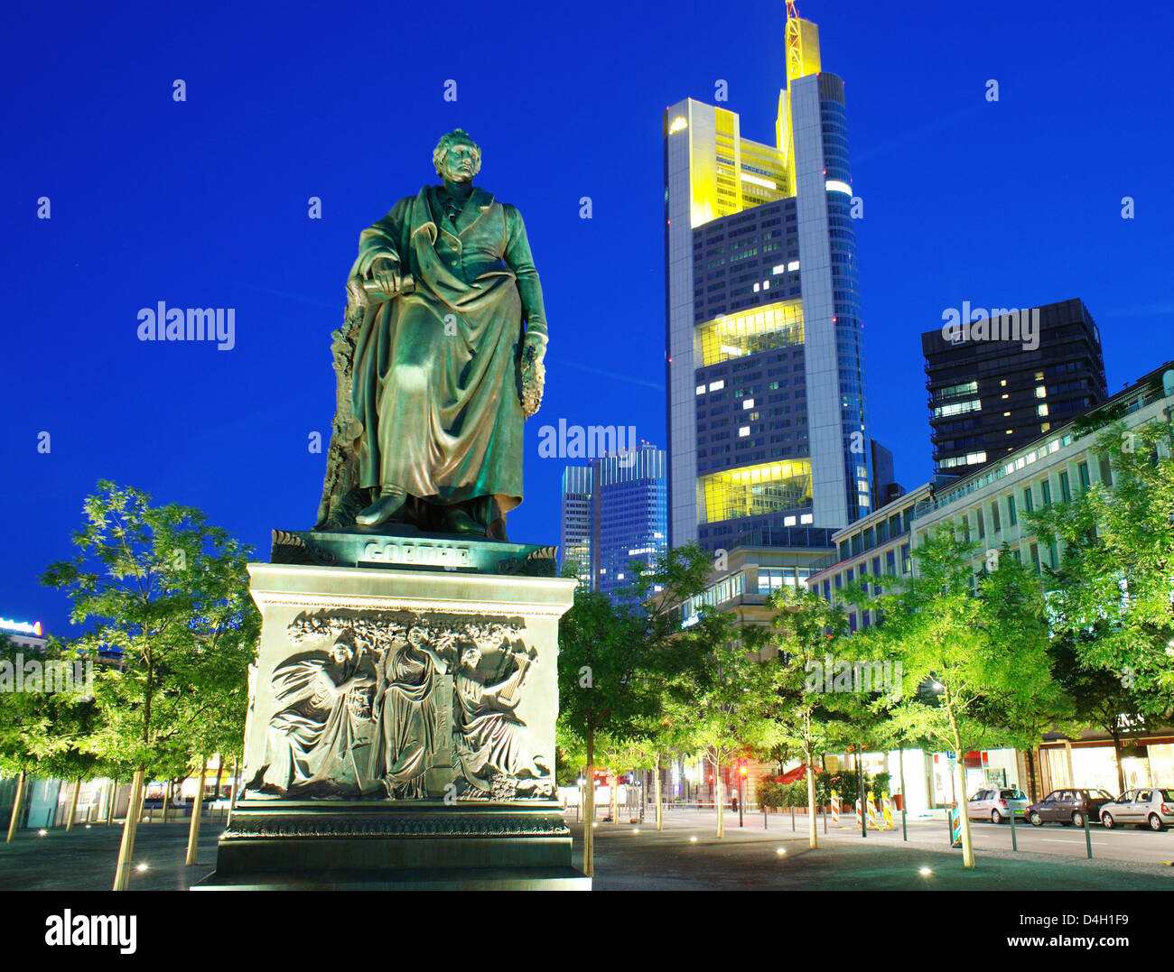 Das Goethe-Denkmal vor der Zentrale der deutschen Bank "Commerzbank" (2-R) in der Innenstadt von Frankfurt Main, Deutschland, 22. Juli 2008 gesehen. Klassischen deutschen Dramatiker und Dichter Johann Wolfgang von Goethe wurde in Frankfurt geboren. Das Denkmal hatte vom "Taunus-Anlage", "Goetheplatz" (Goethe-Platz) verlegt. Foto: Wolfram Steinberg Stockfoto