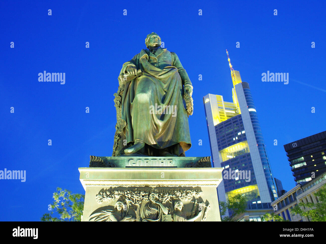Das Goethe-Denkmal vor der Zentrale der deutschen Bank "Commerzbank" in der Innenstadt von Frankfurt Main, Deutschland, 22. Juli 2008 gesehen. Klassischen deutschen Dramatiker und Dichter Johann Wolfgang von Goethe wurde in Frankfurt geboren. Das Denkmal zu seinen Ehren zog aus "Taunus-Anlage", "Goetheplatz" (Goethe-Platz). Foto: Wolfram Steinberg Stockfoto