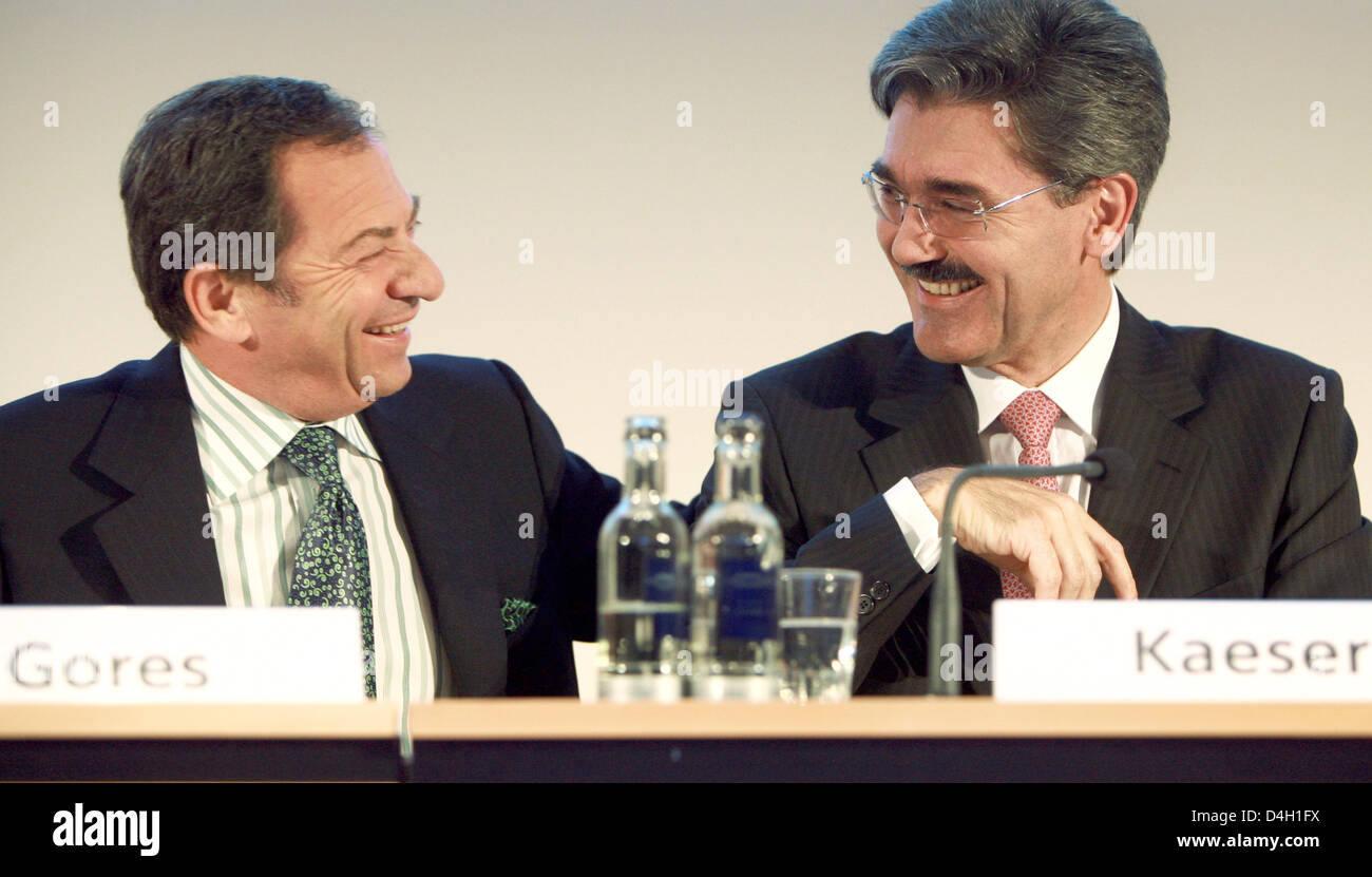 Gores Group Gründer und CEO, Alec Gores (L) und Siemens-Finanzvorstand Joe Kaeser Chat während einer Pressekonferenz in München, 28. Juli 2008. Nach zwei Jahren Suche hat Siemens einen Geschäftspartner für ihre Telefon-Filiale SEN (Siemens Enterprise Communications) gefunden. US-Investor Gores Group nimmt mehr als 51 Prozent des SEN, während Siemens eine Beteiligung von 49 Prozent hält. Foto: TOBIAS HASE Stockfoto