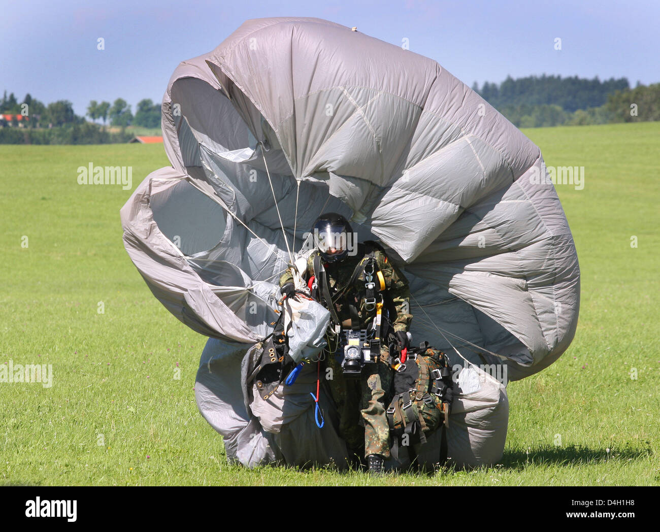 Deutsche Bundeswehr Fallschirmjäger landet auf einem Feld bei einem Manöver in "Franz-Josef Strauß" Kaserne in Altenstadt, Deutschland, 16. Juli 2008. Foto: Karl-Josef Hildenbrand Stockfoto