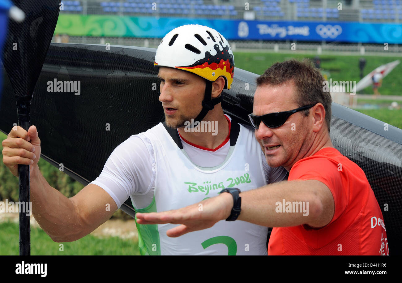 Deutscher Kanute Alexander Grimm (L) und Trainer Sven Peiler (R) Chat in Peking, China, 30. Juli 2008. Die Olympischen Spiele 2008 in Peking startet am 8. August 2008. Foto: Gero Breloer Stockfoto