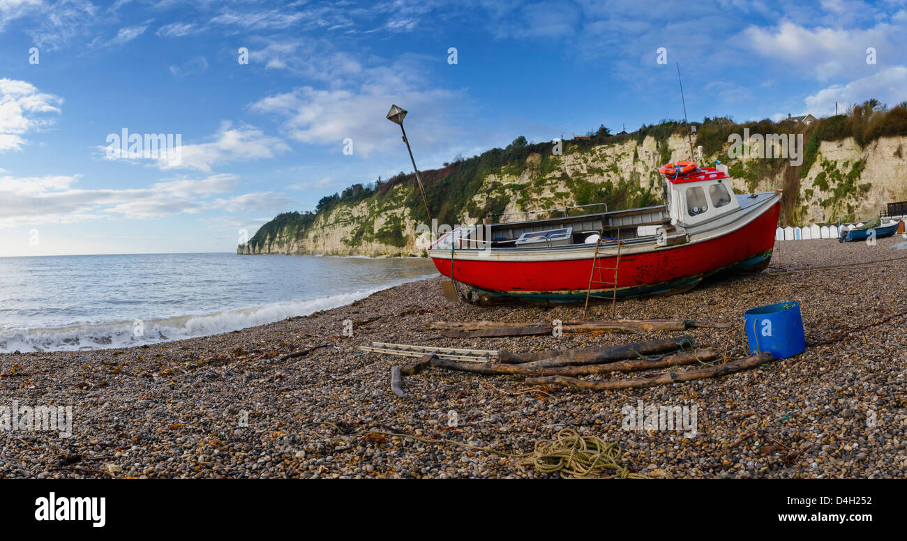 Roten Angeln Boot am Strand von Bier an der Jurassic Coast in Devon Stockfoto