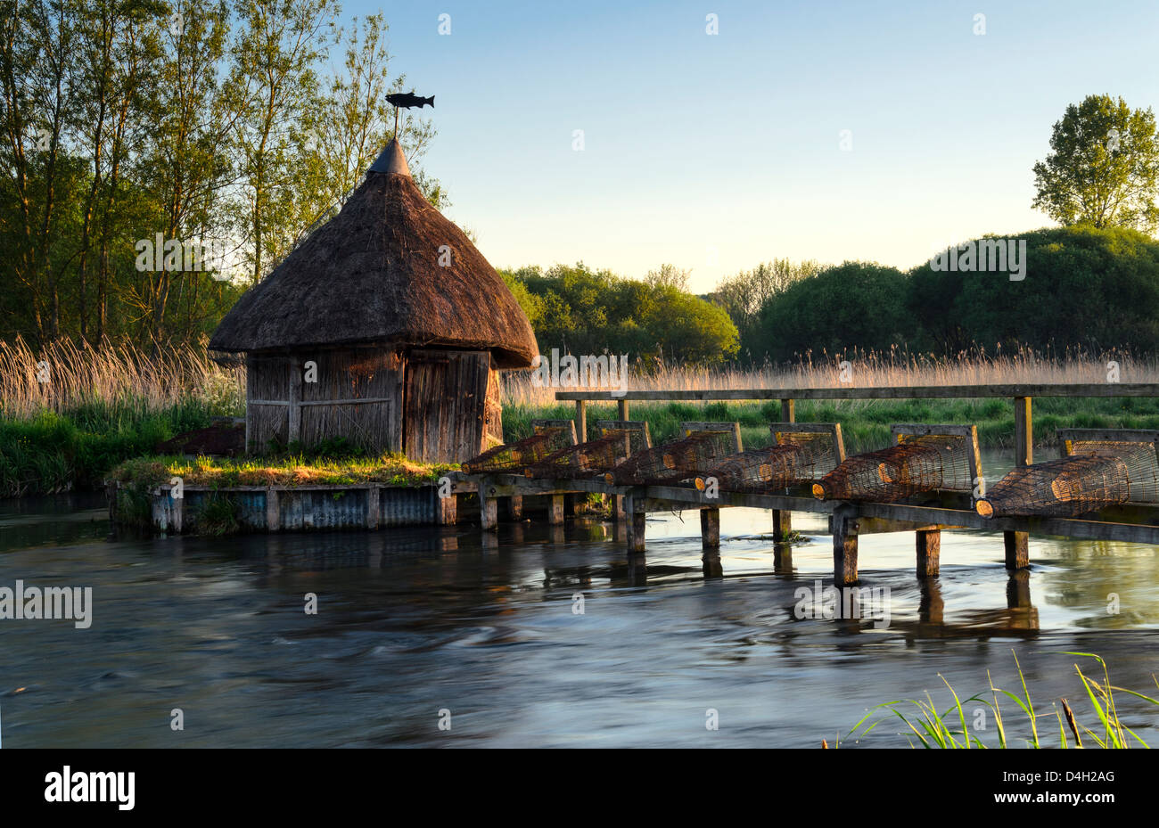 Reetgedeckten Fischerhaus Hütte & Aal fallen am Fluss Test in Hampshire Stockfoto