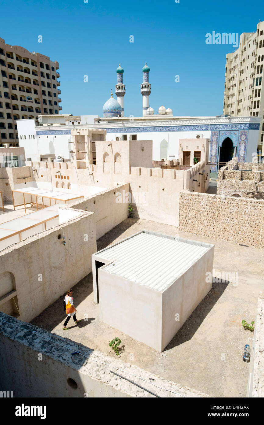 Blick über Höfe verwendet für Ausstellungsräume auf dem 11. Sharjah Biennale-Kunst-Festival in Sharjah, Vereinigte Arabische Emirate Stockfoto