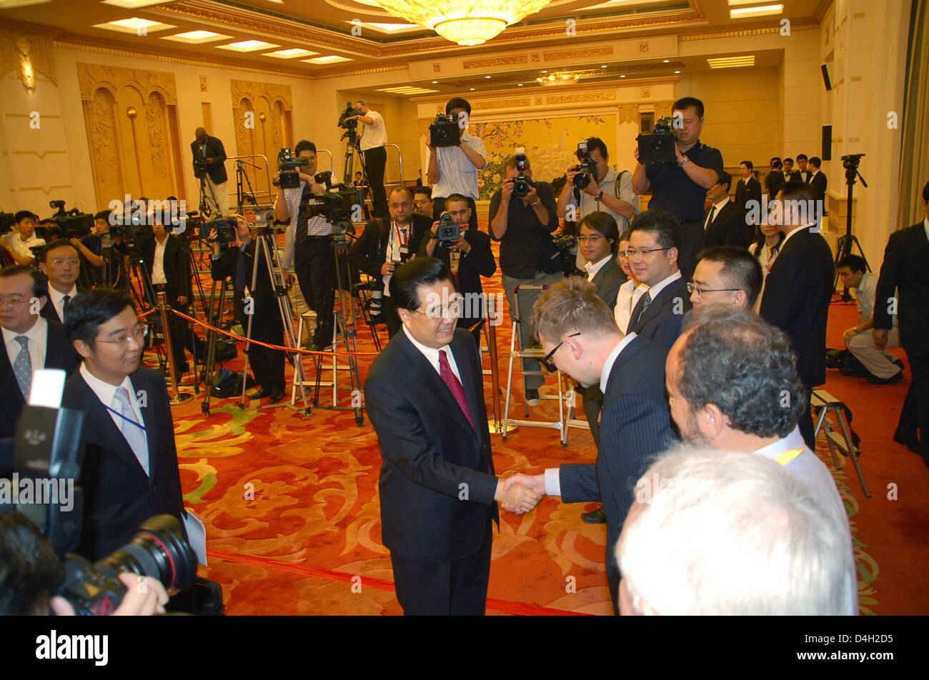 Chinesische Staats- und Regierungschefs Hu Jintao trifft internationale Journalisten für ein Gruppengespräch in Peking, China, 1. August 2008. Während seines ersten Gruppeninterviews mit internationalen Journalisten warnte Hu Jintao der Politisierung der Olympischen Spiele 2008 in Peking. Dies würde nicht helfen, Lösung von strittigen Fragen. Foto: Andreas Landwehr Stockfoto