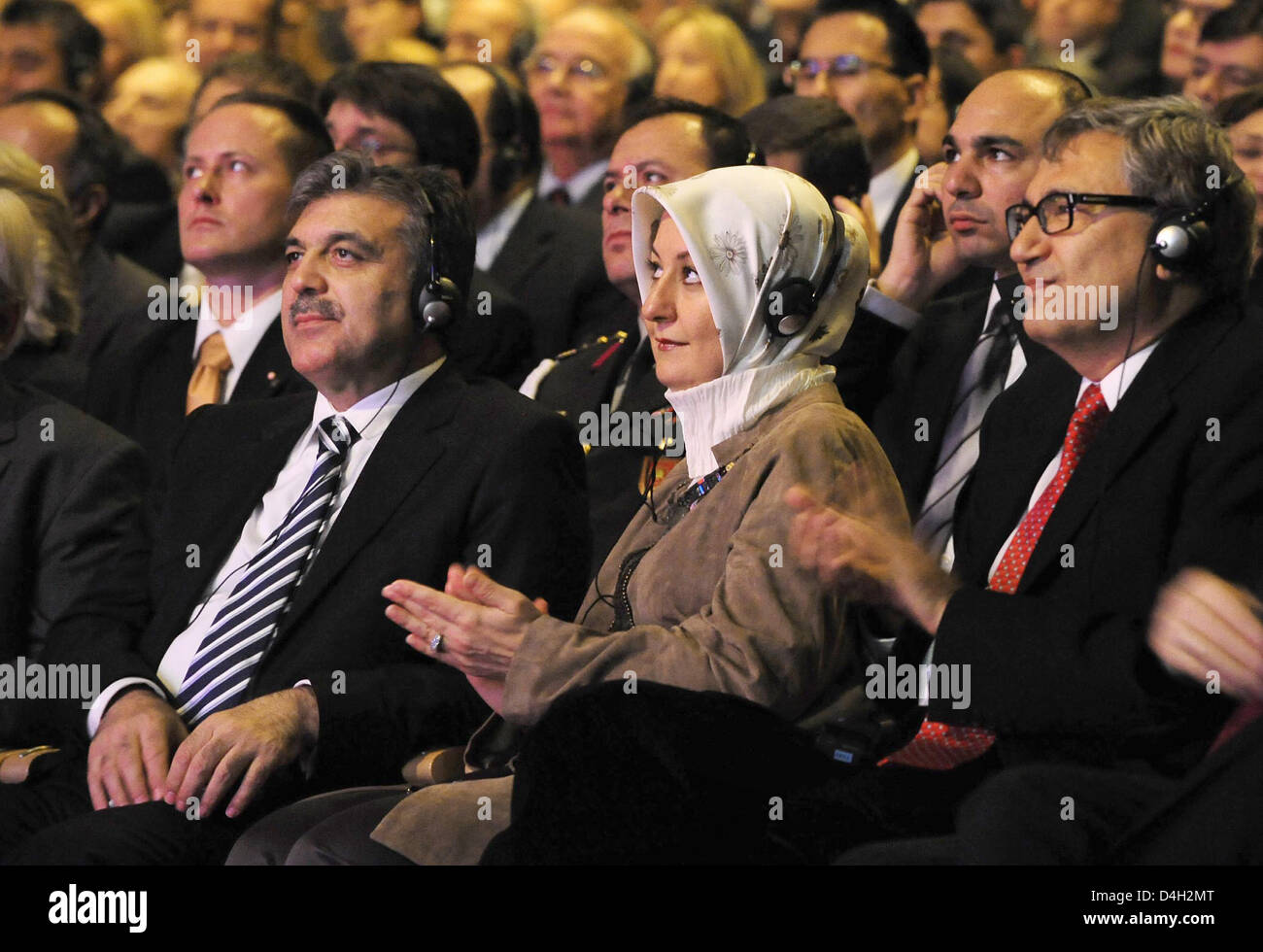 Türkischen Präsidenten Abdullah Gül (L) und seine Frau Hayrünnisa sitzen neben türkischen Nobelpreisträger Orhan Pamuk Literatur während der feierlichen Eröffnung der 60. Frankfurter Buchmesse in Frankfurt Main, Deutschland, 14. Oktober 2008. Türkei ist Ehrengast der diesjährigen renommierten Messe für Bücher, läuft von 15 bis 19 Oktober. Foto: Torsten Silz Stockfoto