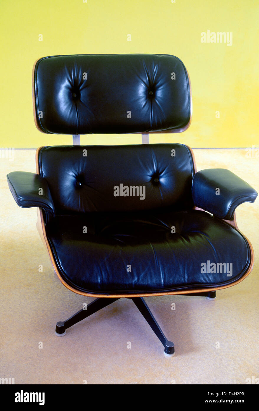 Schwarzes Leder Eames Stuhl Stockfoto