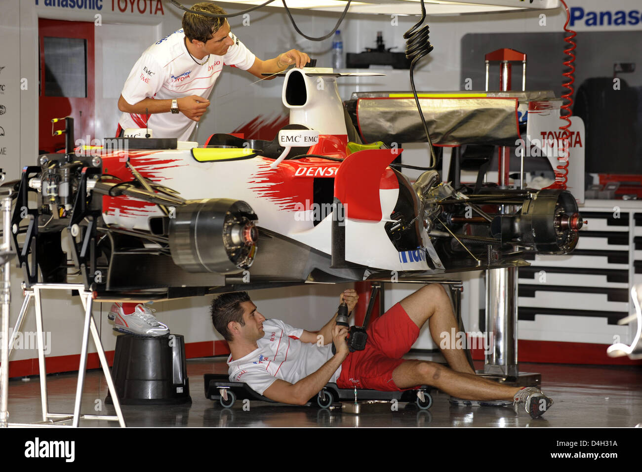 Mechanices von Toyota arbeiten auf das Auto der deutschen Formel1-Fahrer Timo Glock am Shanghai International Circuit in Shanghai, China, 16. Oktober 2008. Die chinesischen Formel Eins Grand Prix statt findet am 19. Oktober 2008. Foto: Jens Büttner Stockfoto