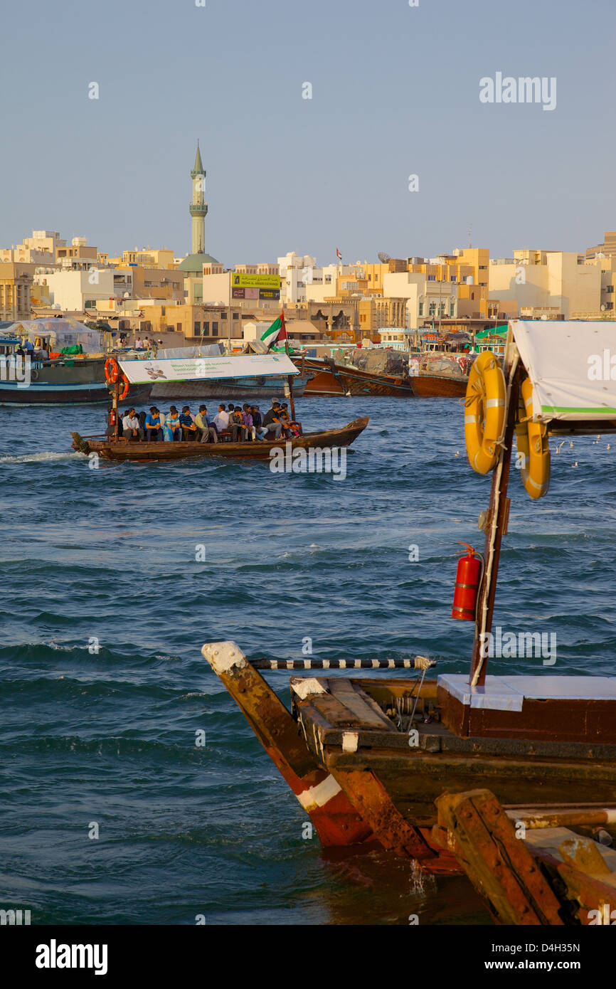 Wassertaxi auf dem Creek, Dubai, Vereinigte Arabische Emirate, Vereinigte Arabische Emirate, Naher Osten Stockfoto