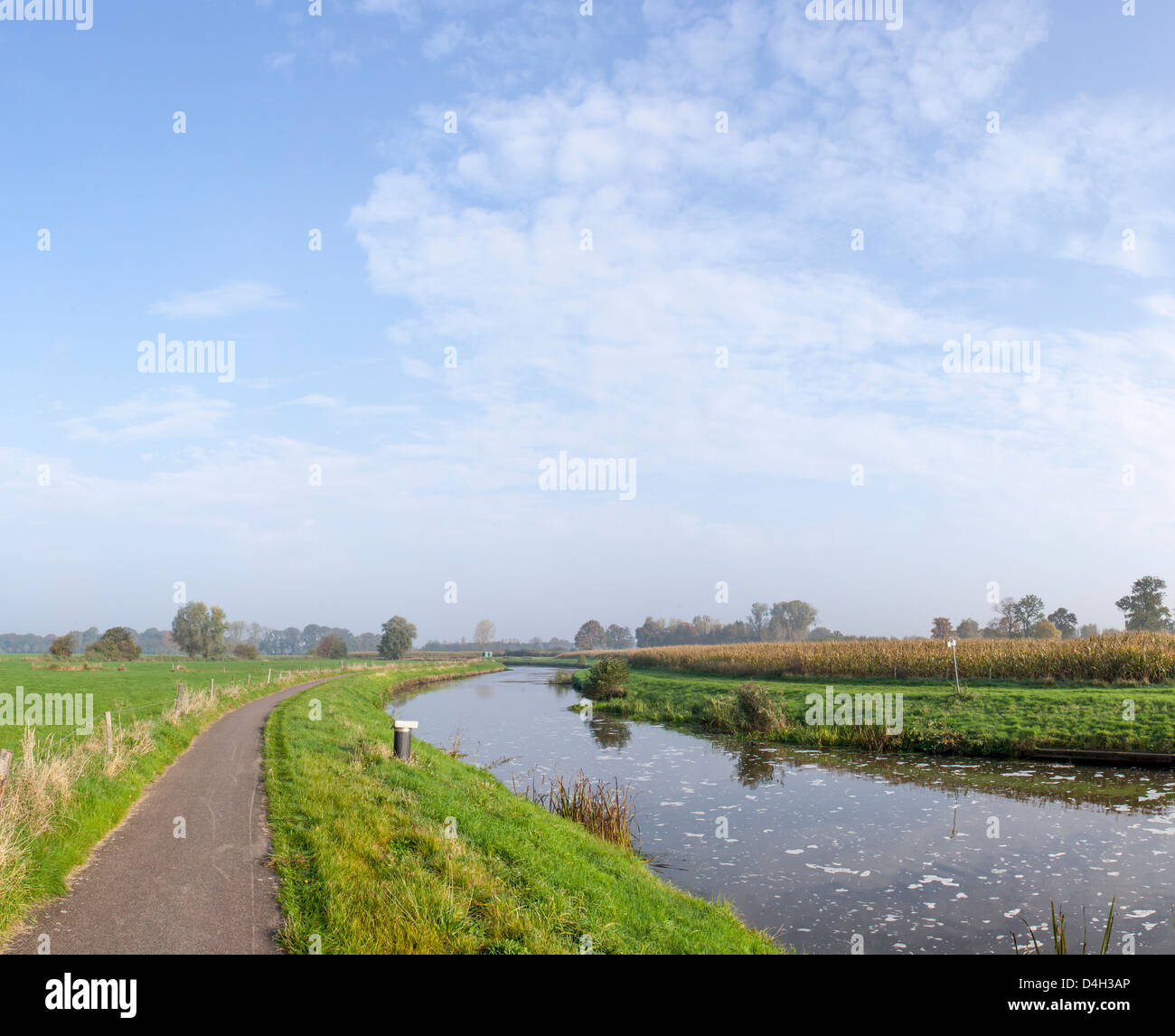 Landschaft-Radweg entlang dem Fluss Mark, Breda ...