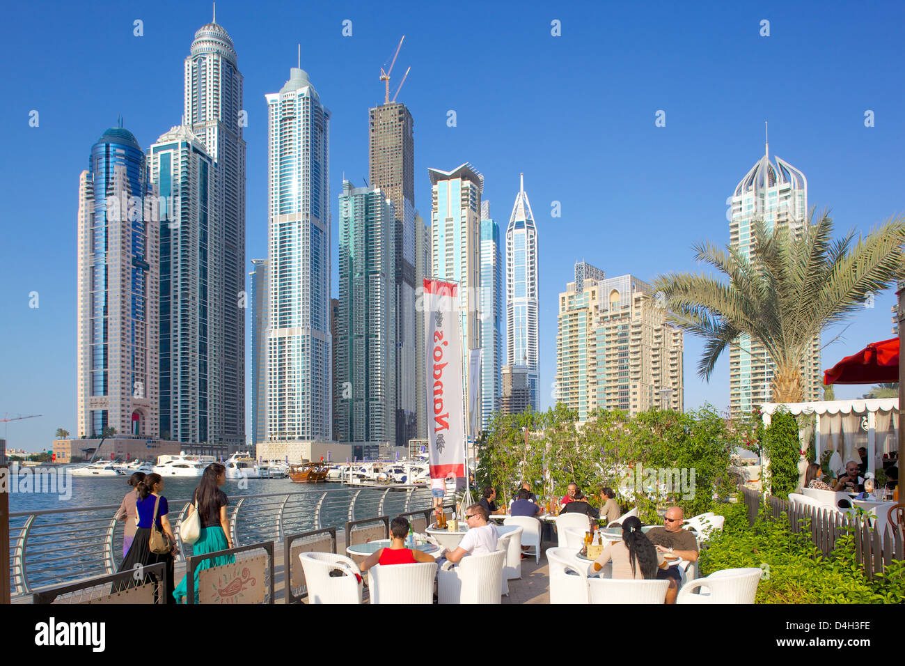 Dubai Marina und Bar, Dubai, Vereinigte Arabische Emirate, Naher Osten Stockfoto