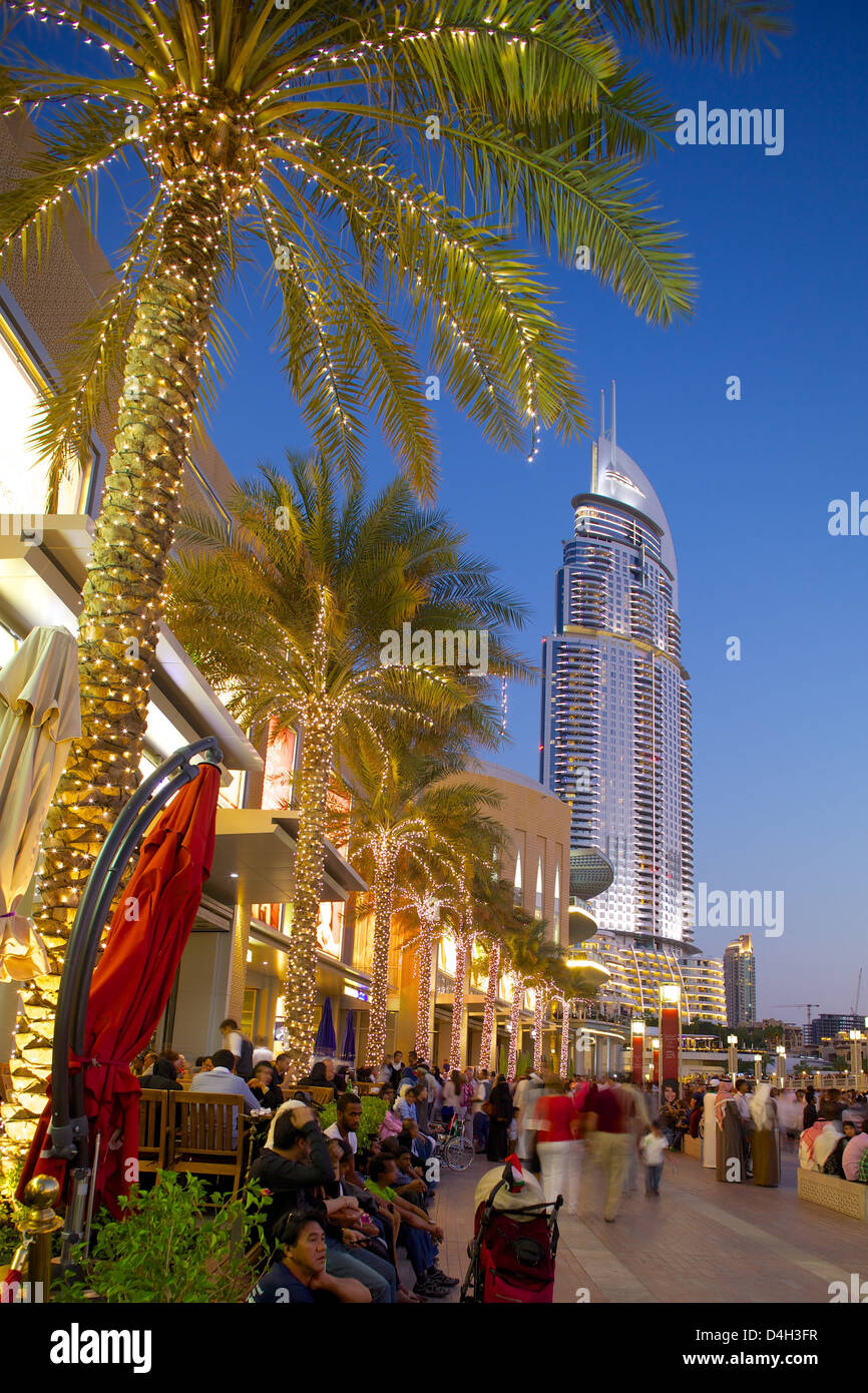 Adresse Hotel und Dubai Mall bei Dämmerung, Dubai, Vereinigte Arabische Emirate, Naher Osten Stockfoto