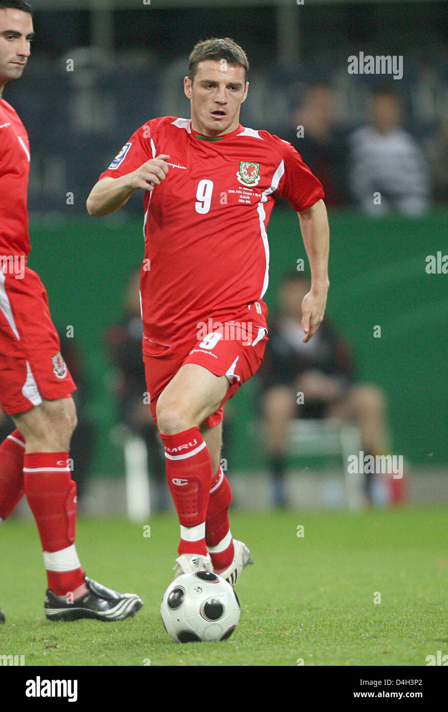 Waliser internationalen Jason Koumas steuert den Ball in der Fußball-WM 2010 Qualifikation Deutschland V Wales in Moenchengaldbach, Deutschland, 15. Oktober 2008. Deutschland gewann das Spiel 1: 0. Foto: Roland Weihrauch Stockfoto