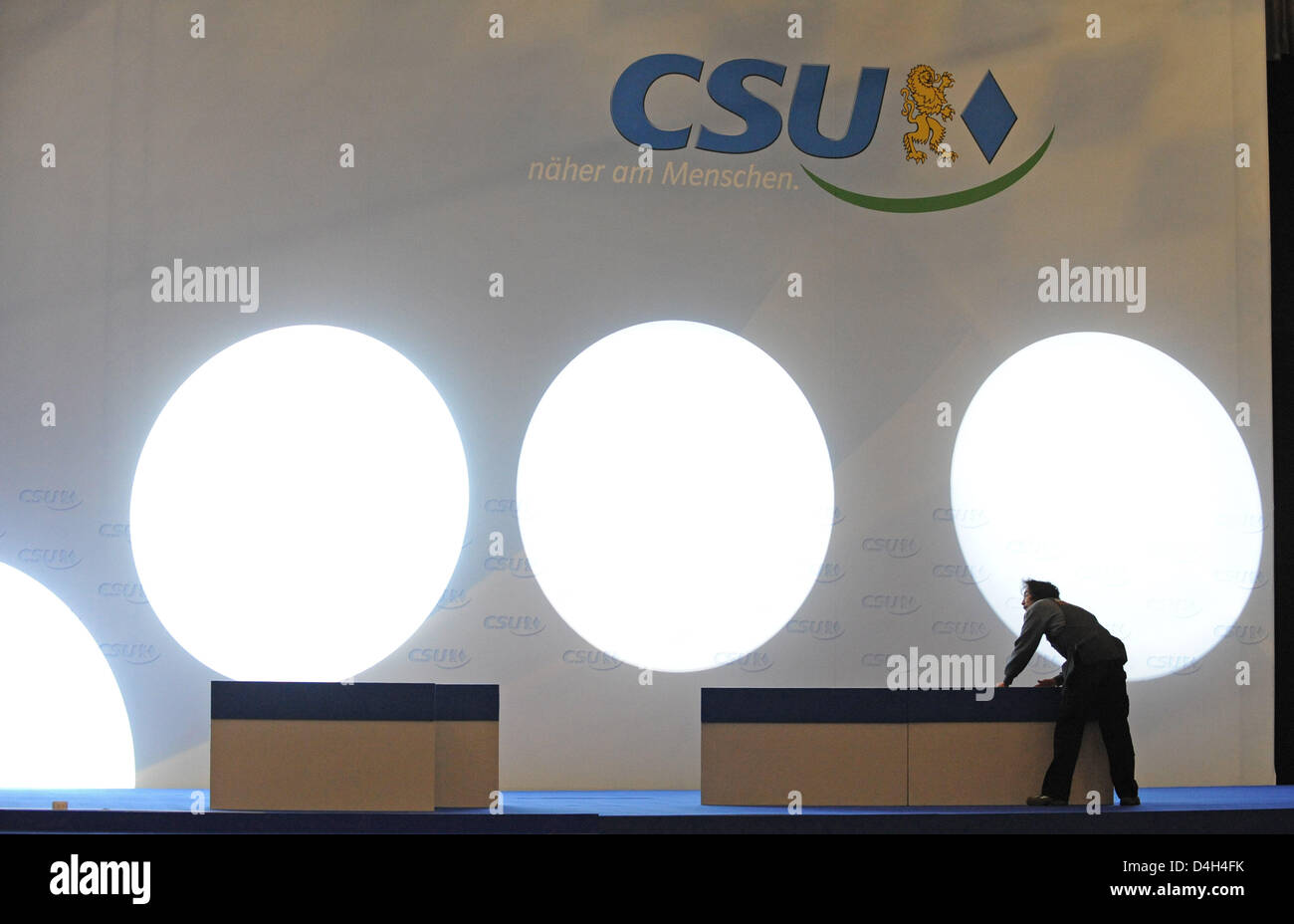 Ein Mann bereitet das Podium für die christlich-sozialen Union (CSU) besondere Party-Konferenz in München, Deutschland, 24. Oktober 2008. Auf der Konferenz am 25 Oktober ein neuer Vorsitzender gewählt werden und eine Diskussion über die Koalitionsverhandlungen mit der Liberalen (FDP), die erste in mehr als 40 Jahren für Bundesland Bayern regierende Partei soll gehalten werden. Foto: ANDREAS GEBERT Stockfoto