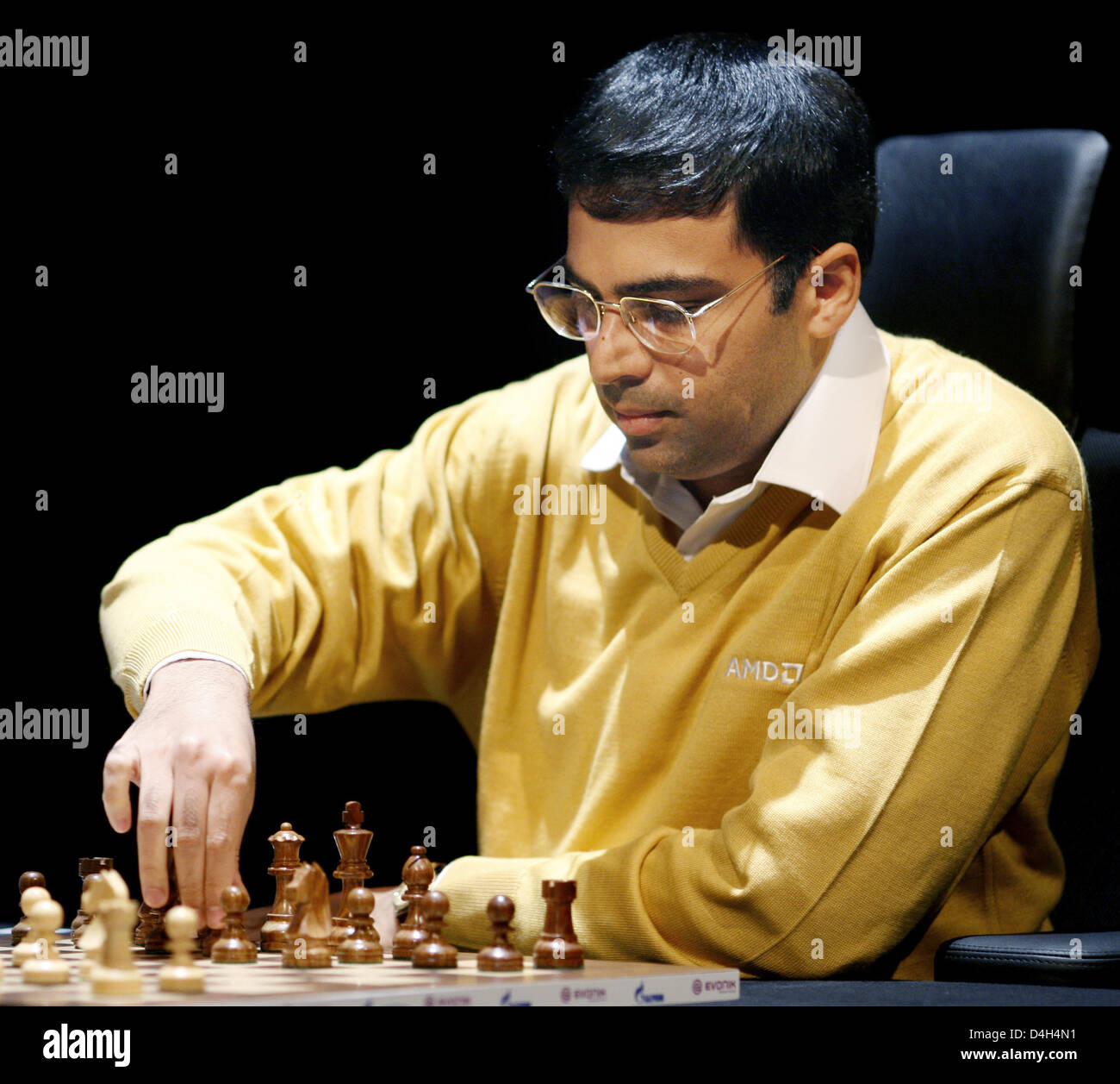 Schach-Großmeister Viswanathan Anand (R) von Indien und Vladimir Kramnik  (nicht abgebildet) der Russischen Föderation Handschlag vor ihrem achten  Spiel in der Schach-Weltmeisterschaft in Bonn, Deutschland, 24. Oktober  2008. Anand führt 5: 2