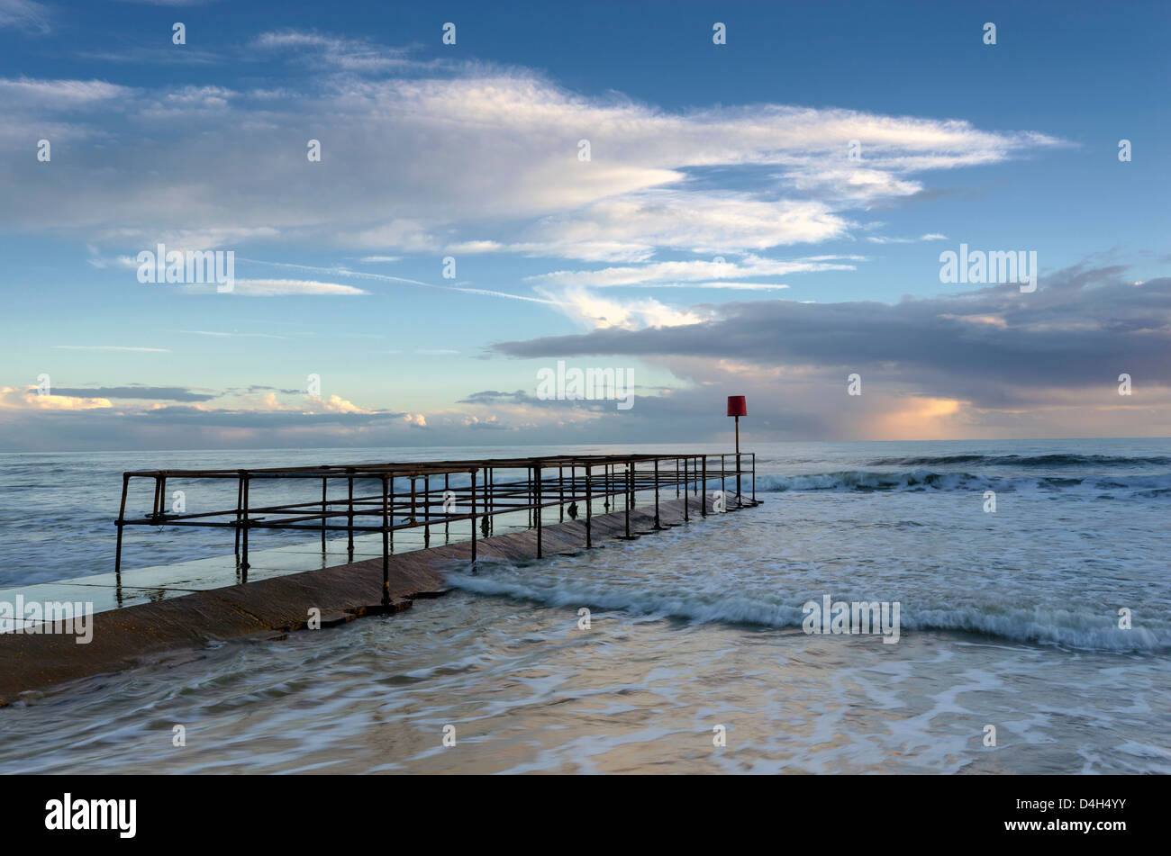 Ein kleiner Steg am Strand von Boscombe in der Nähe von Bournemouth in Dorset Stockfoto