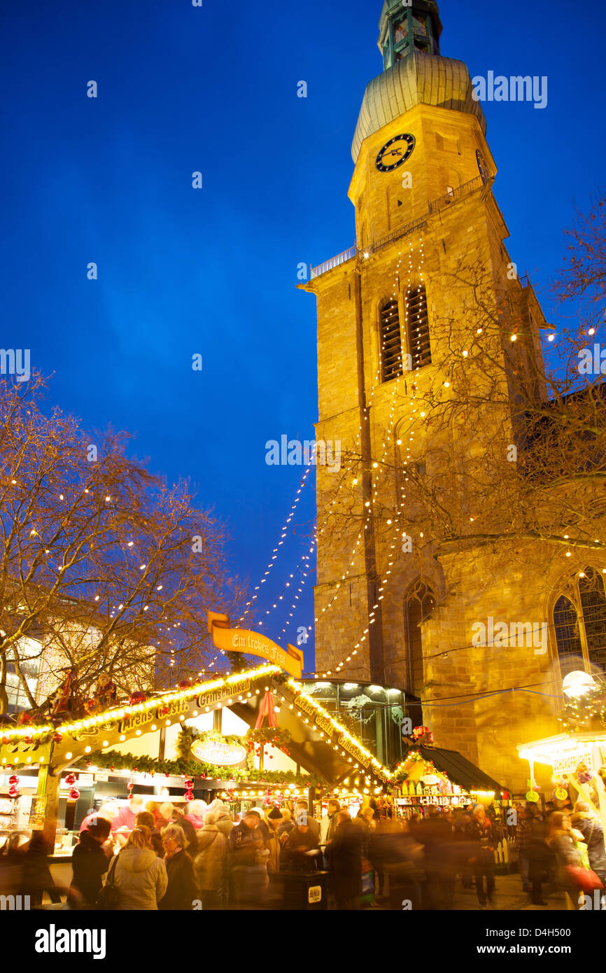 St. Reinoldi Kirche und Weihnachtsmarkt in der Abenddämmerung, Dortmund, Nordrhein-Westfalen, Deutschland Stockfoto
