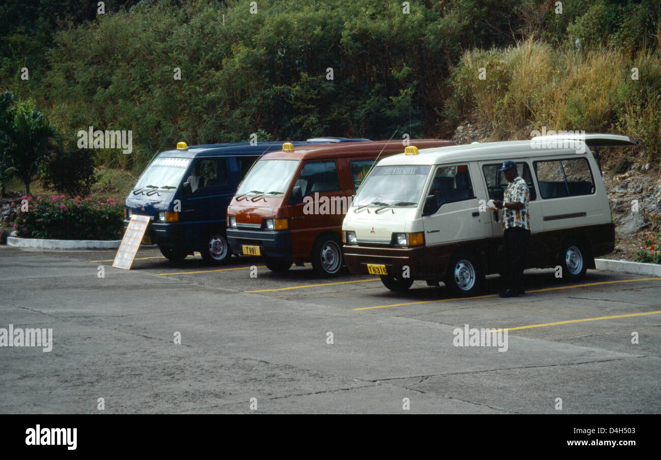 Frigate Bay St Kitts Frigate Bay Resort eine Reihe von Taxis auf Parkplatz Stockfoto