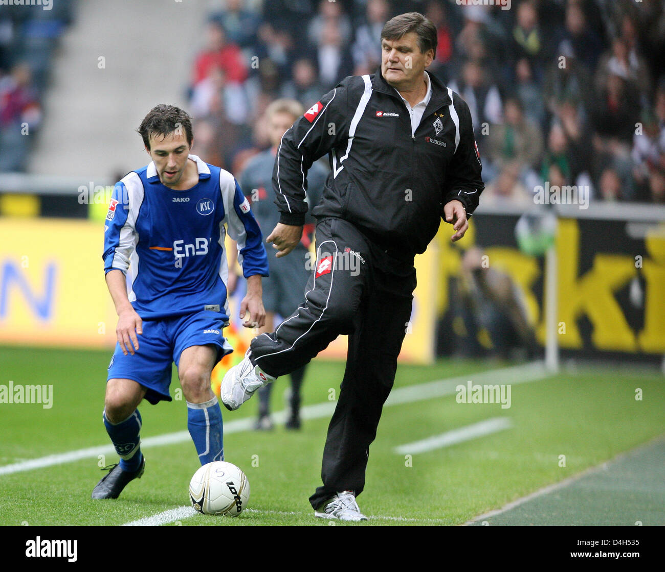 Mönchengladbach Trainer Hans Meyer (R) übergibt den Ball an Karlsruhes Sebastian Freis während der Bundesliga Spiel Borussia Moenchengladbach Vs Karlsruher SC im Borussia-Park in Mönchengladbach, 25. Oktober 2008. Mönchengladbach gewann 1: 0. Foto: Roland Weihrauch Stockfoto