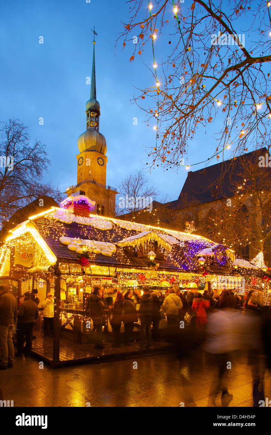St. Reinoldi Kirche und Weihnachtsmarkt in der Abenddämmerung, Dortmund, Nordrhein-Westfalen, Deutschland Stockfoto