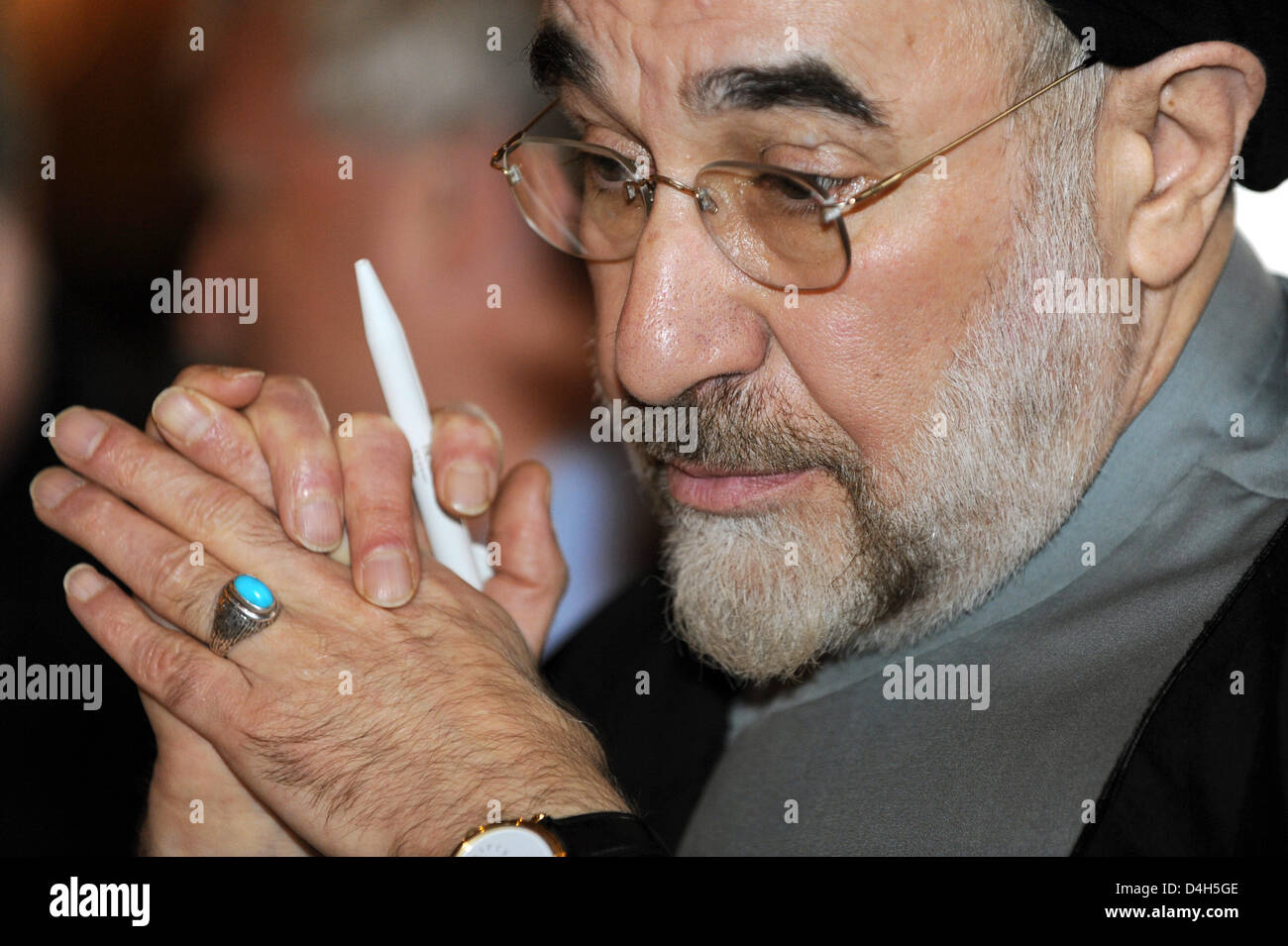 Ehemaligen iranischen Präsidenten Mohammad Khatami Gesten während einer Pressekonferenz in Freiburg, Deutschland, 28. Oktober 2008. Herr Khatami, wer nicht wird voraussichtlich für eine weitere Amtszeit zu laufen, wie der iranische Präsident im nächsten Jahr fördert ein besseres Verhältnis zwischen Iran und der westlichen Zivilisation während seines eintägigen Besuch in Deutschland. Foto: PATRICK SEEGER Stockfoto