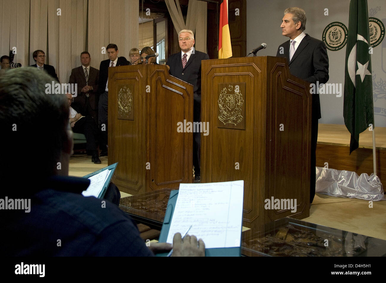 Deutscher Außenminister Frank-Walter Steinmeier (L) und seiner pakistanischen Couterpart Shah Mehmood Qureshi (R) geben eine Pressekonferenz nach ihrem Treffen in Islamabad, Pakistan, 28. Oktober 2008. Im Anschluss an den Besuch in Pakistan weiterhin Herr Steinmeier seinen Ausflug nach Saudi Arabien und den Vereinigten Arabischen Emiraten (VAE). Foto: Arno Burgi Stockfoto