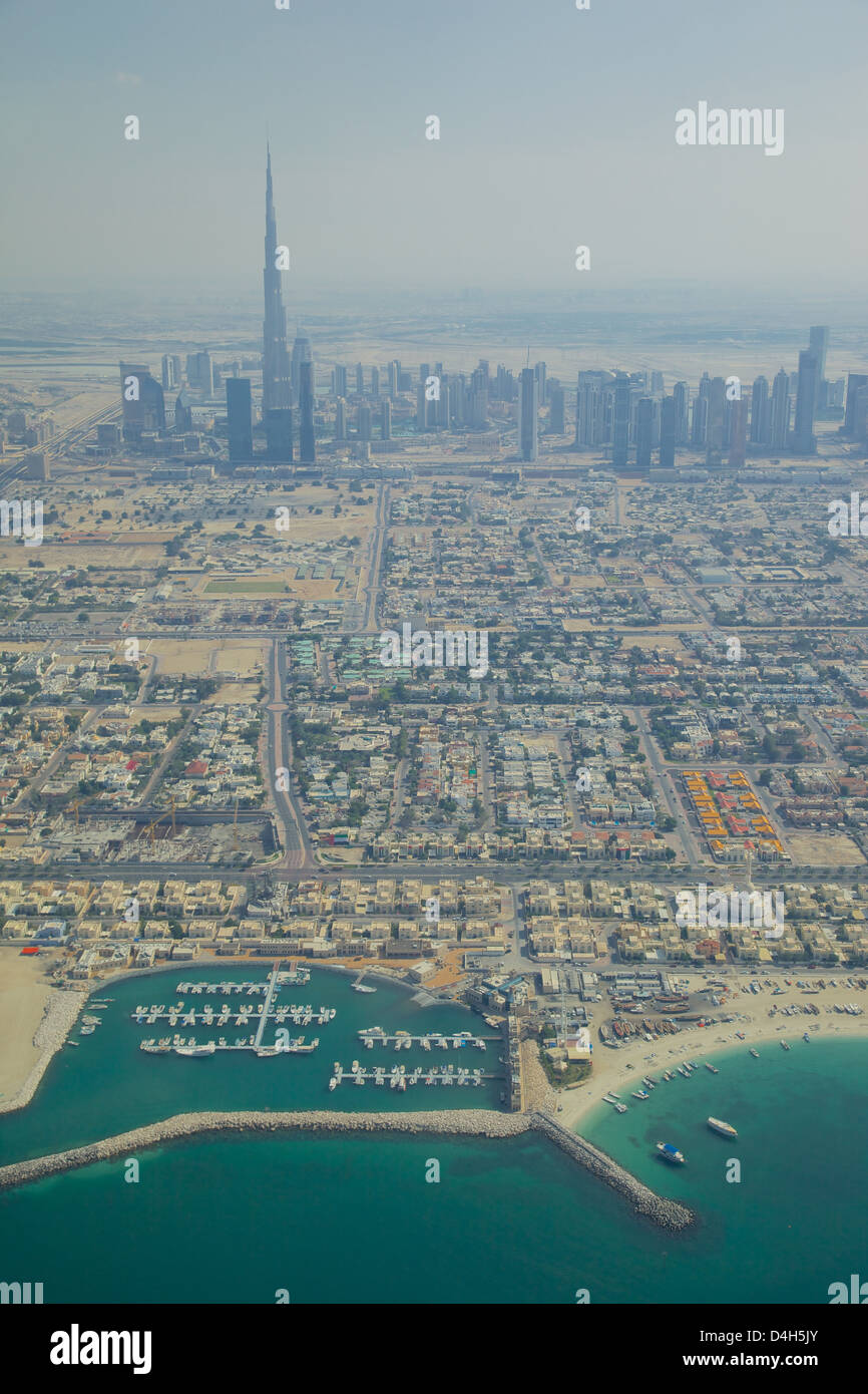 Blick auf die Skyline der Stadt und Dubai Strand vom Wasserflugzeug, Dubai, Vereinigte Arabische Emirate, Naher Osten Stockfoto