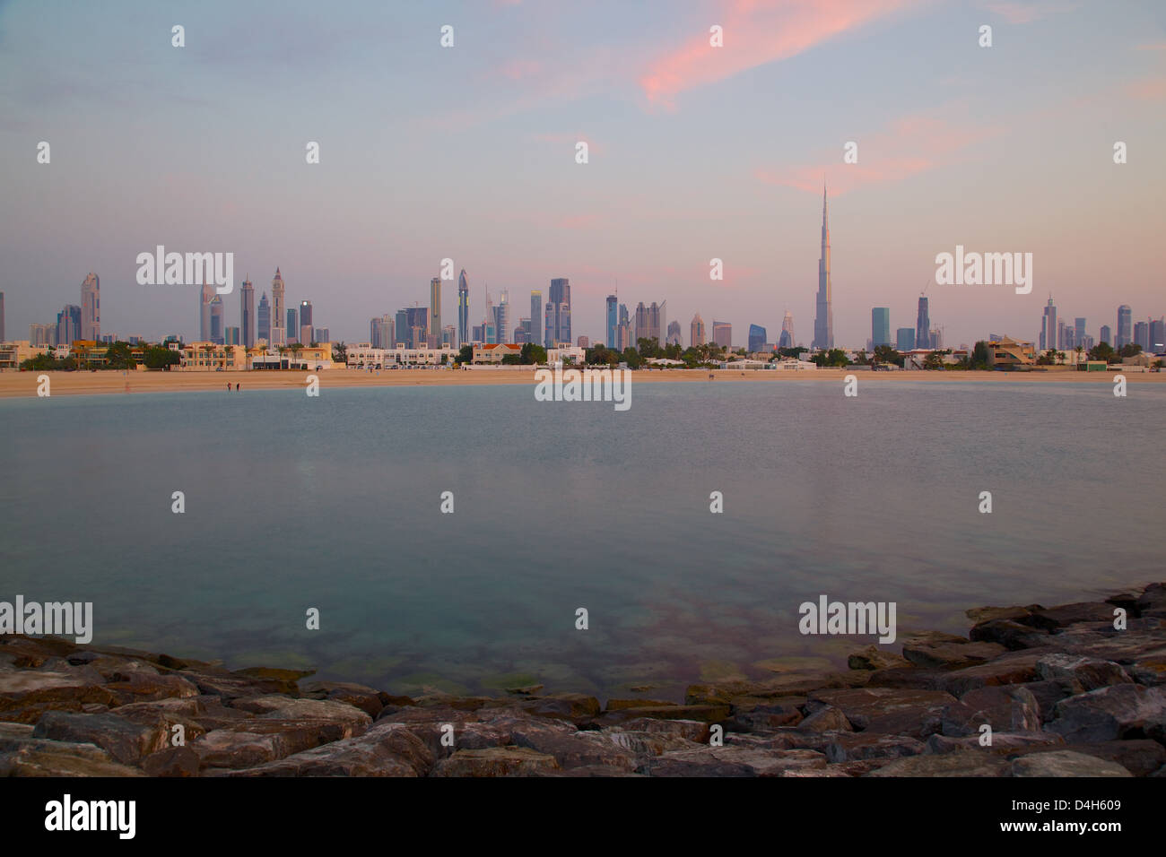 Burj Khalifa und Stadt Skyline bei Sonnenuntergang, Jumeirah Beach, Dubai, Vereinigte Arabische Emirate, Naher Osten Stockfoto