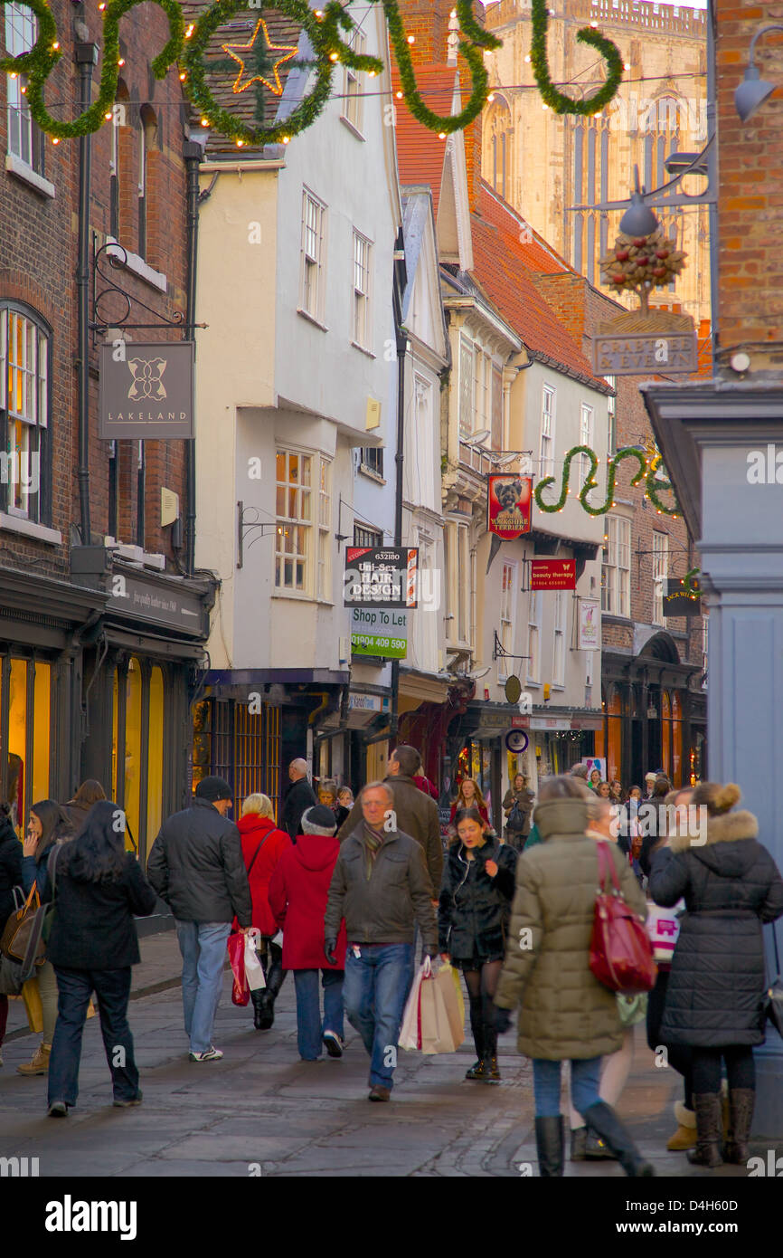 Geschäfte und Münster auf Stonegate an Weihnachten, York, Yorkshire, England, UK Stockfoto