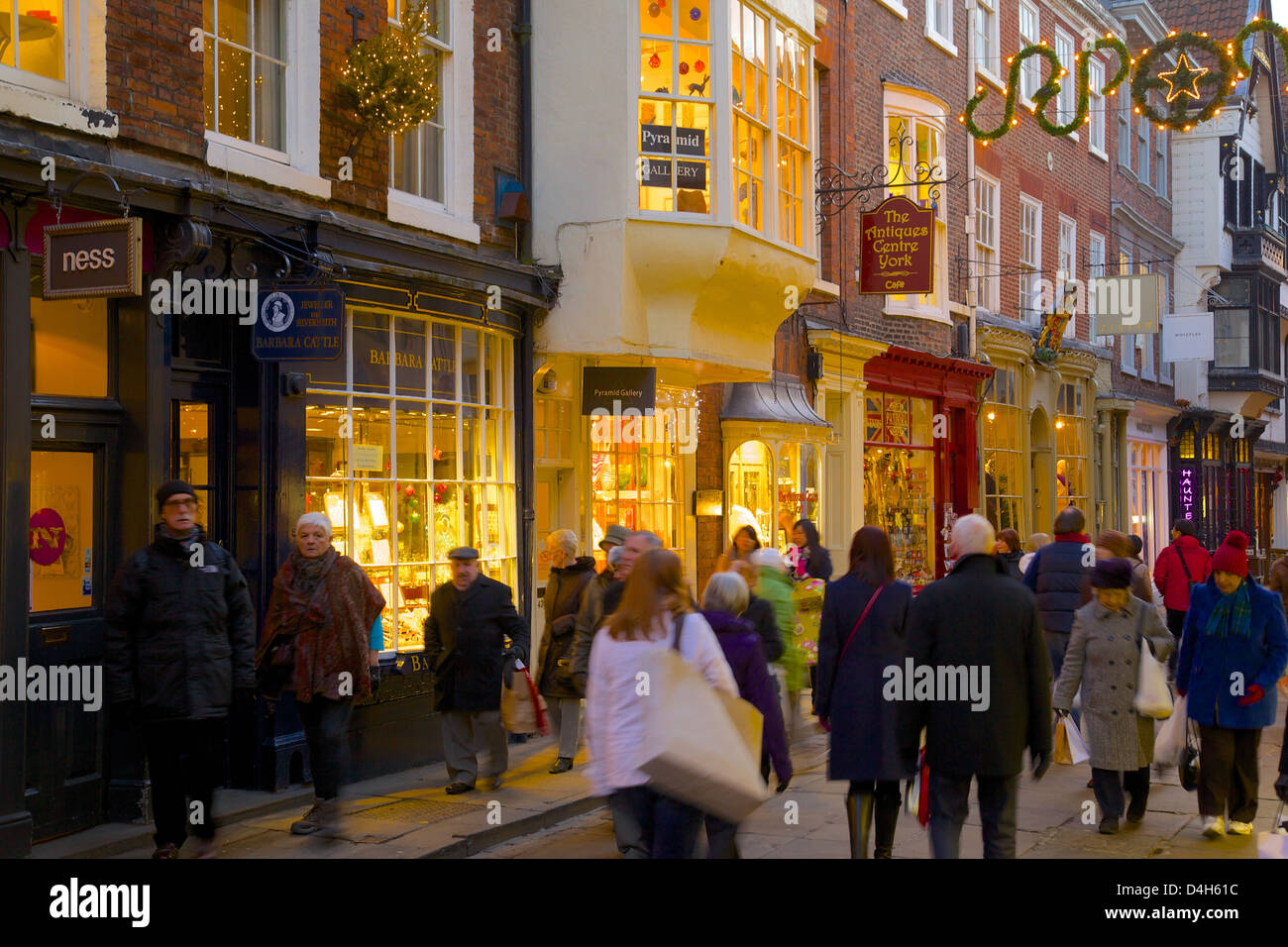 Geschäfte auf Stonegate an Weihnachten, York, Yorkshire, England, UK Stockfoto