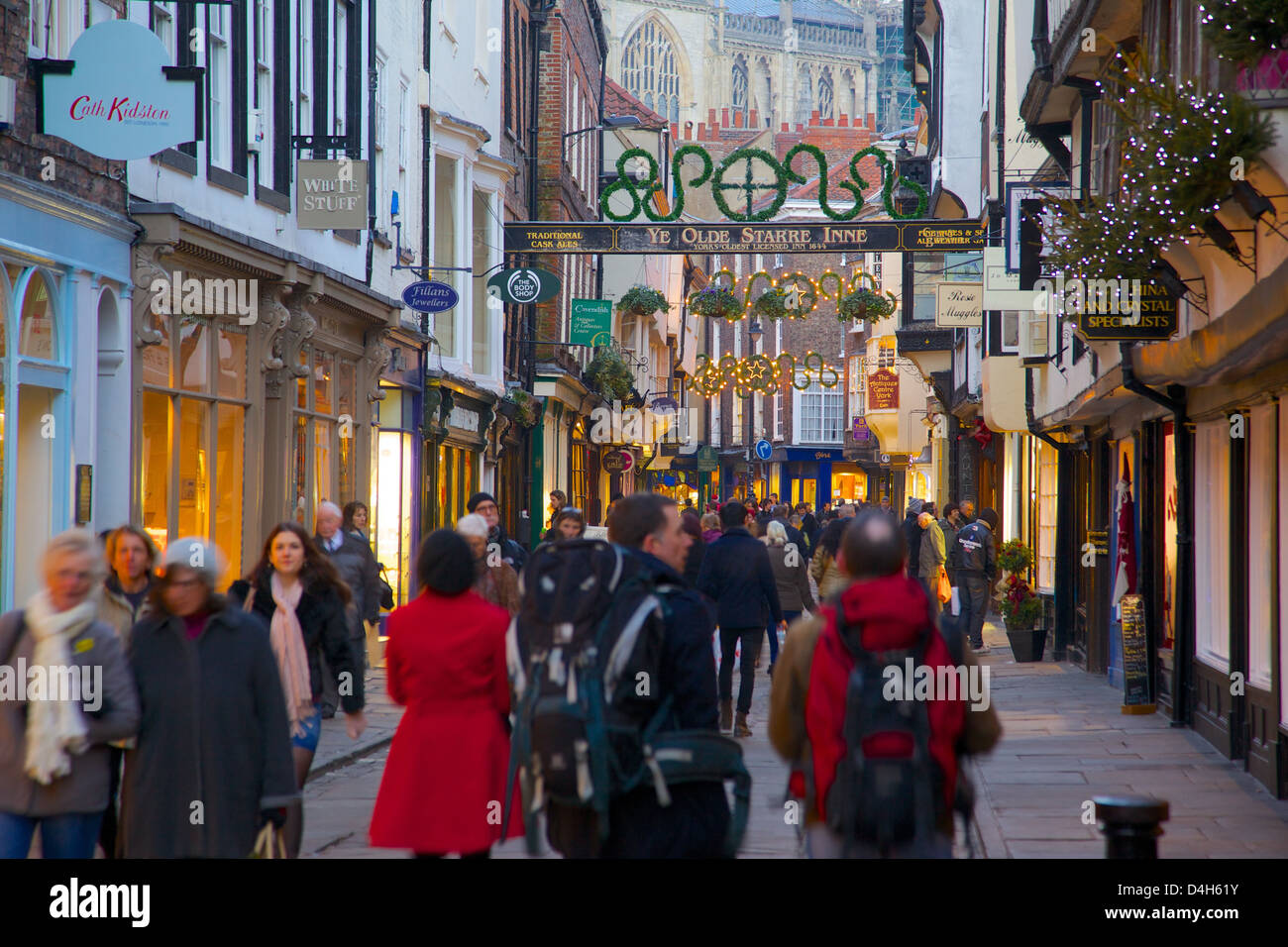 Geschäfte und Münster auf Stonegate an Weihnachten, York, Yorkshire, England, UK Stockfoto