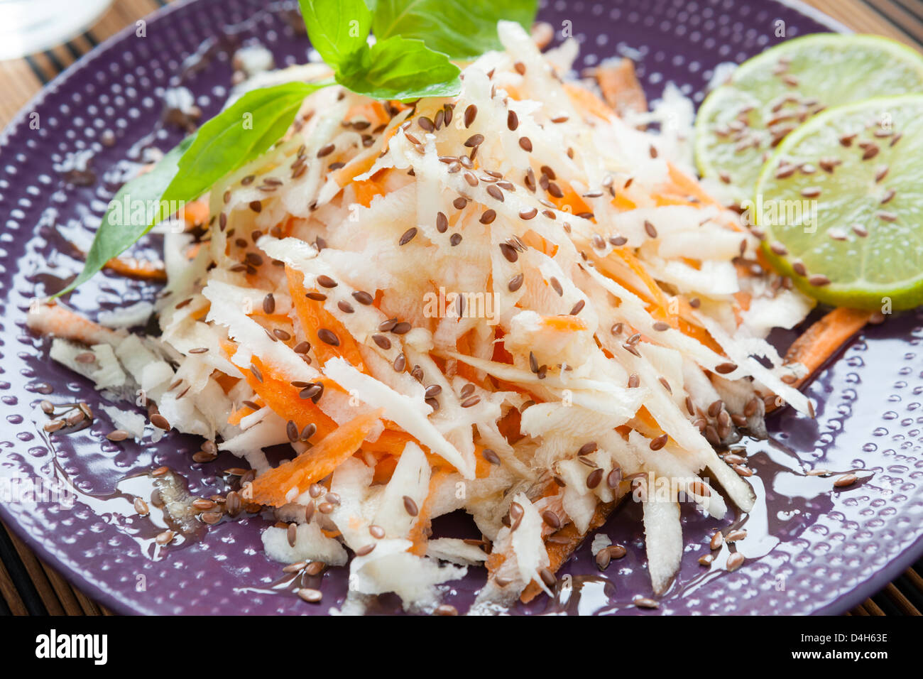 Salat mit schwarzem Rettich und Honig, Nahaufnahme Stockfoto